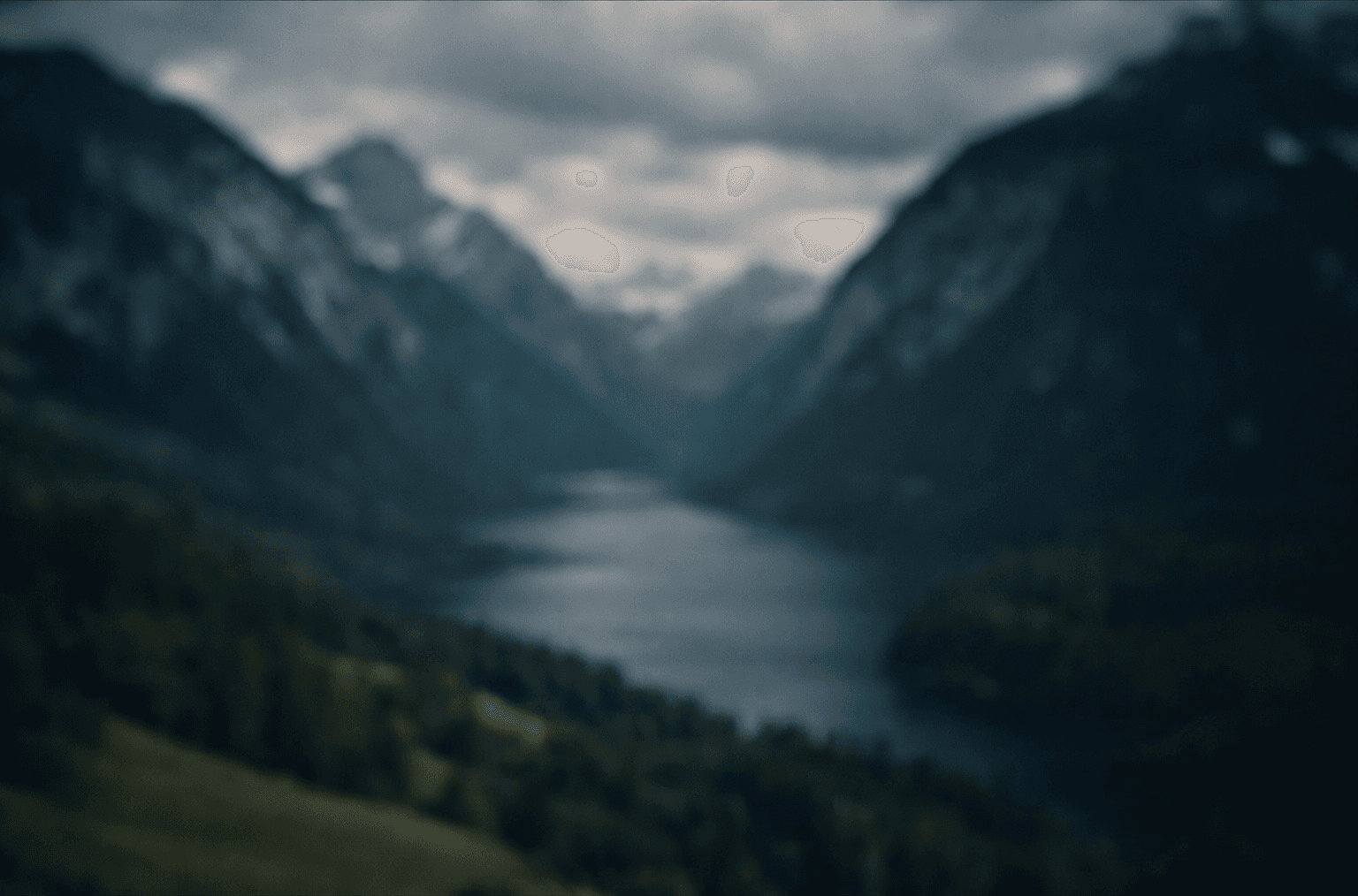 Drohnenaufnahme über alpiner Landschaft